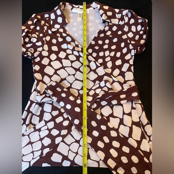 Diane Von Furstenberg Vintage wrap top Size Small.  100% Silk - Picture 4 of 4